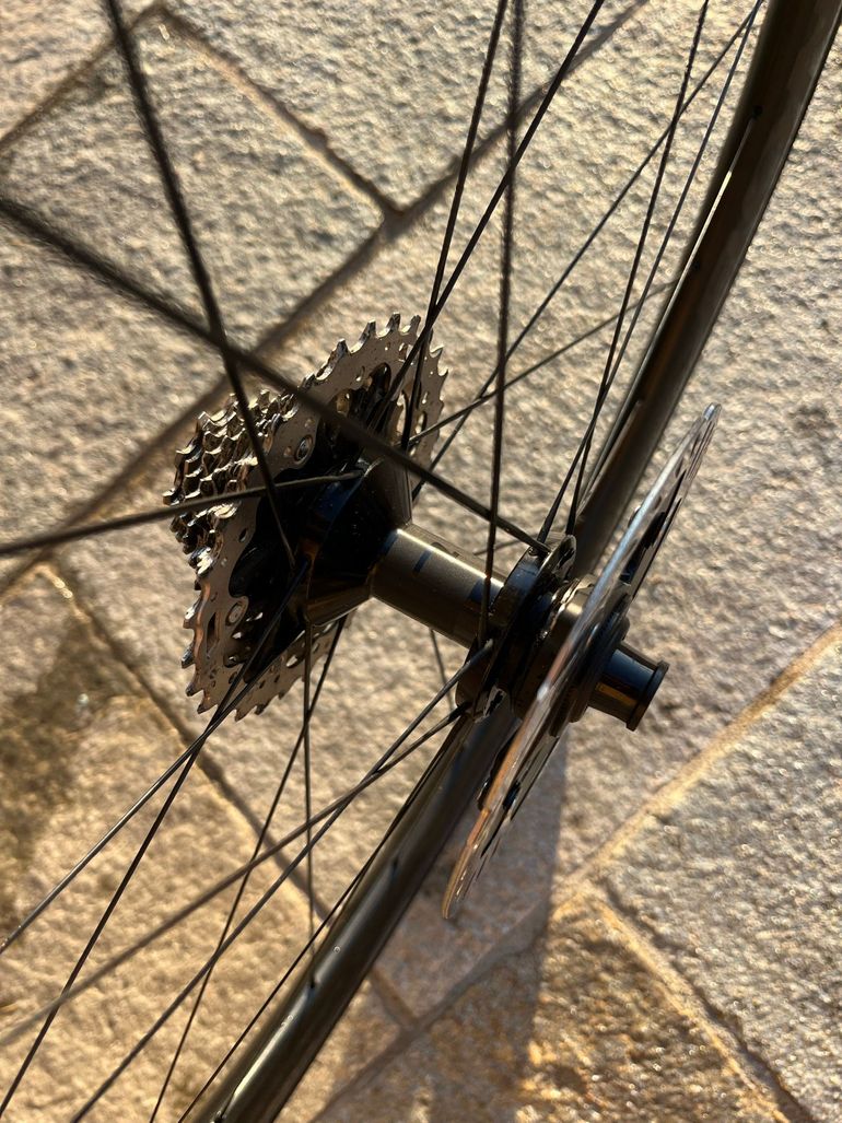 Used Bontrager Aeolus RSL 37 TLR Disc Road Wheel bike — image 4 of 7