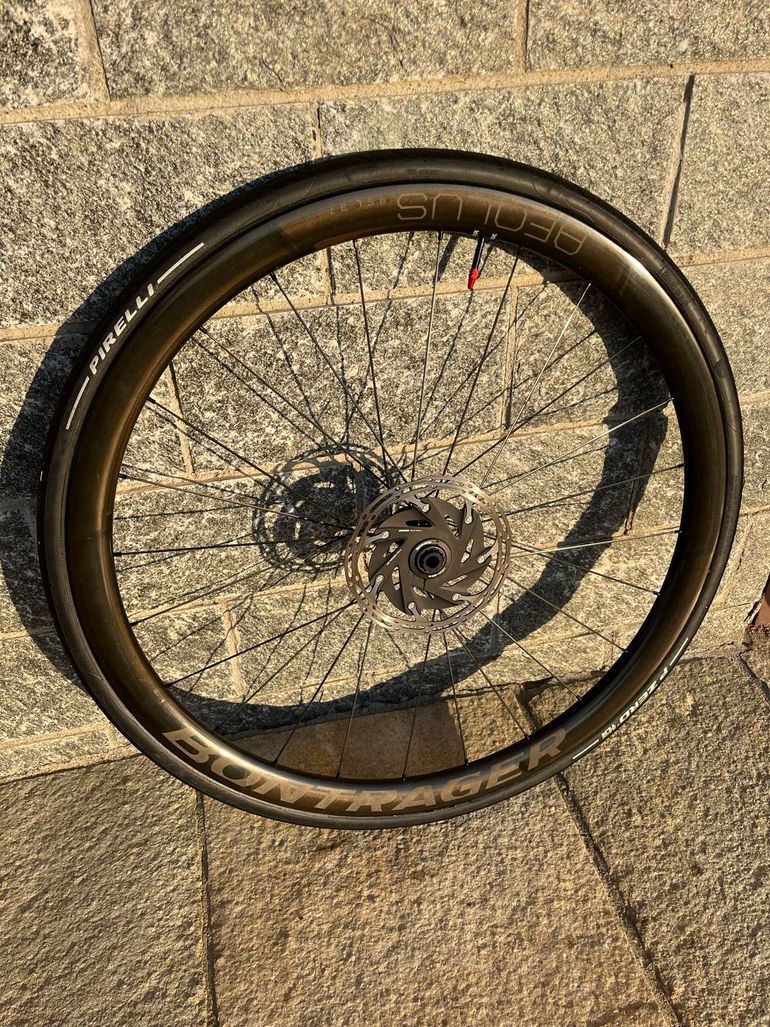 Used Bontrager Aeolus RSL 37 TLR Disc Road Wheel bike — image 2 of 7