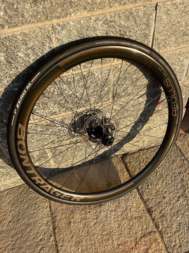 Used Bontrager Aeolus RSL 37 TLR Disc Road Wheel bike — image 6 of 7