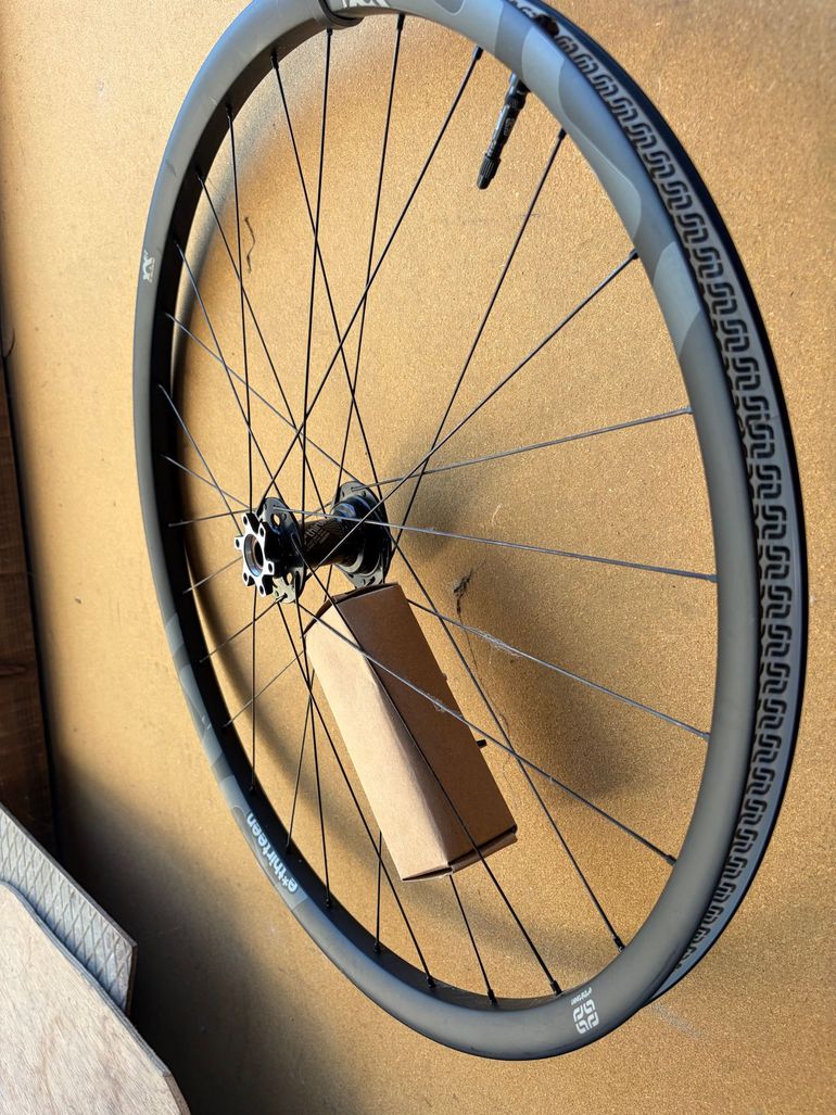 Used E*Thirteen XCX Race IW28 Carbon 29" Wheelset 2025 bike — image 3 of 8