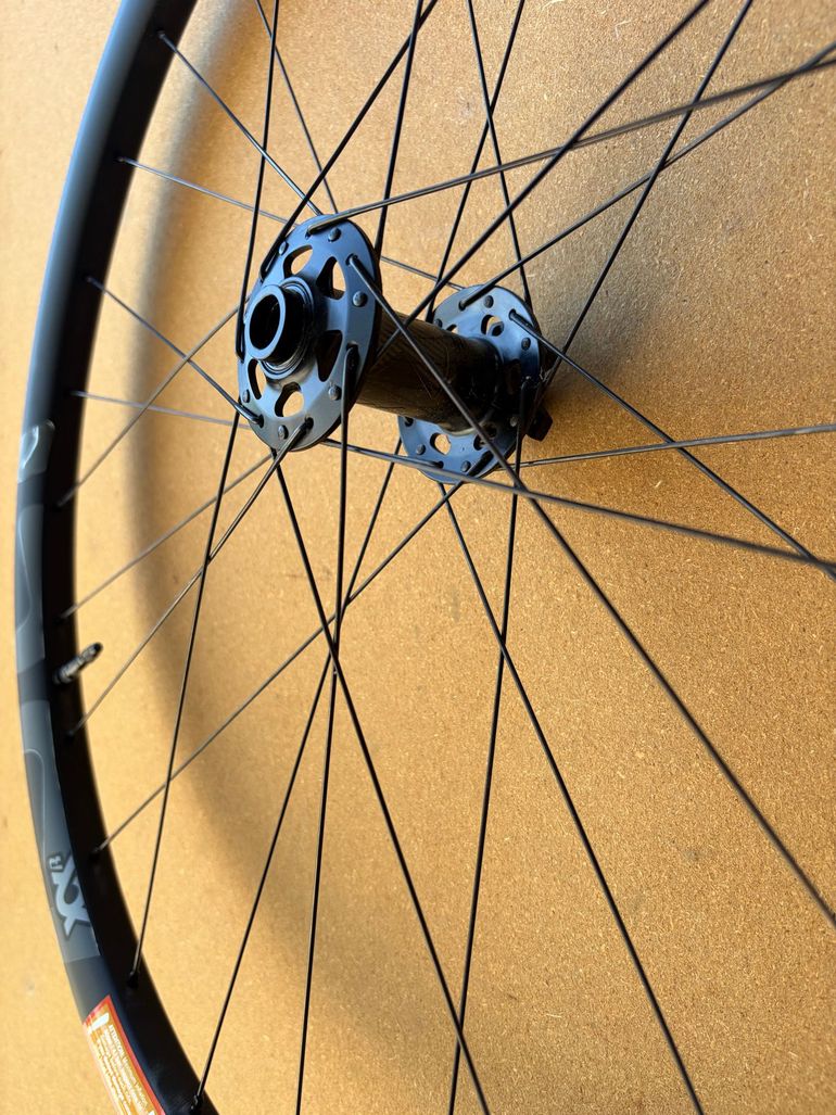 Used E*Thirteen XCX Race IW28 Carbon 29" Wheelset 2025 bike — image 8 of 8