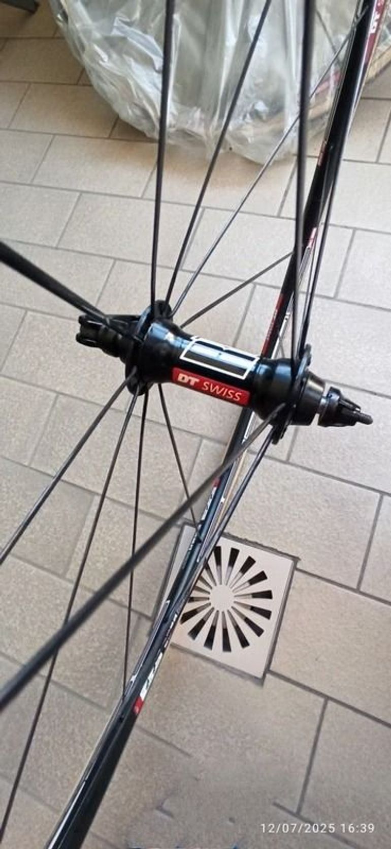 Used Dt Swiss R1700 Spline Wheelset bike — image 2 of 5