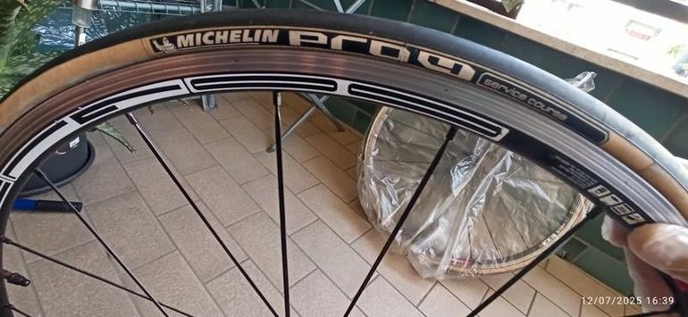 Used Dt Swiss R1700 Spline Wheelset bike — image 4 of 5