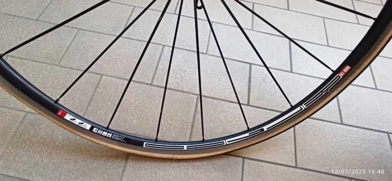 Used Dt Swiss R1700 Spline Wheelset bike — image 3 of 5