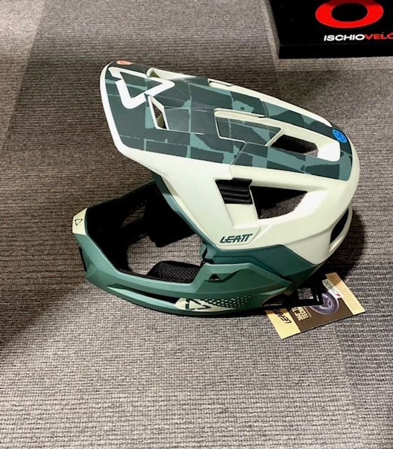 Used LEATT LT2010 Helmet 2025 bike — image 1 of 4