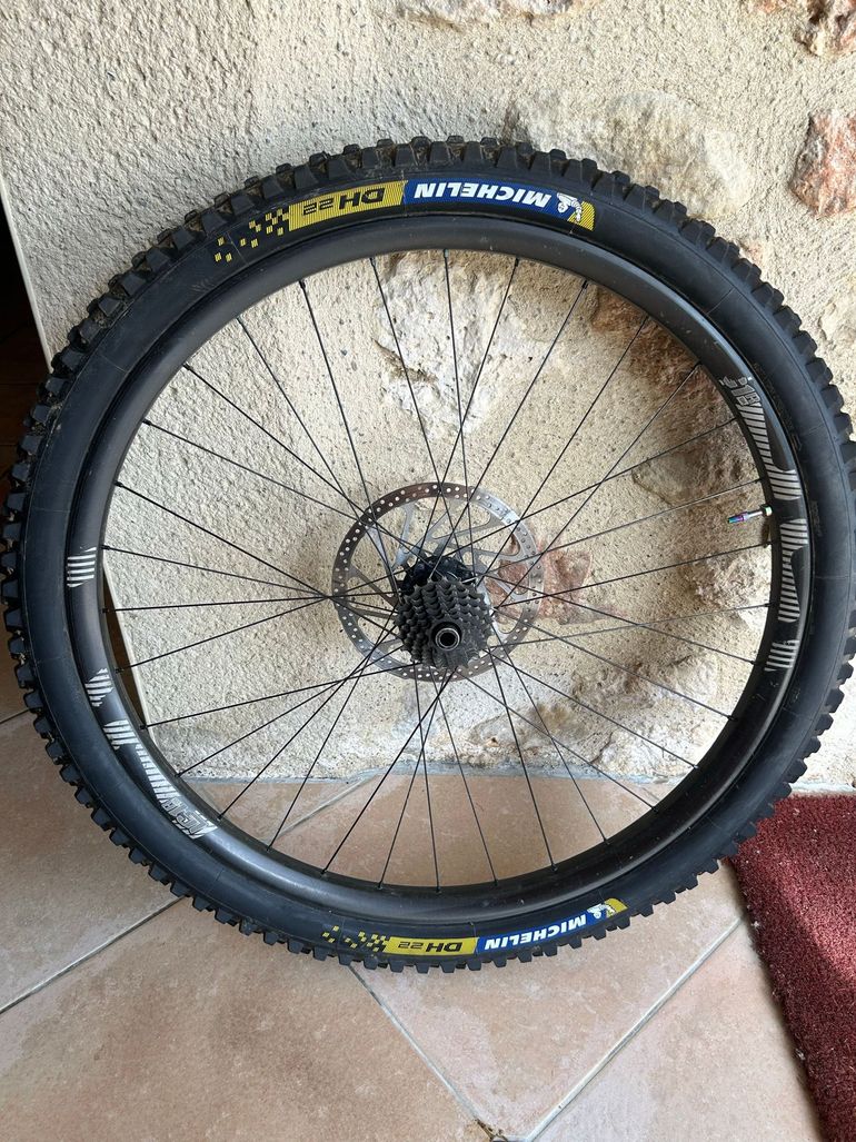 Used E*Thirteen LG1 Race Carbon DH Wheelset bike — image 2 of 3