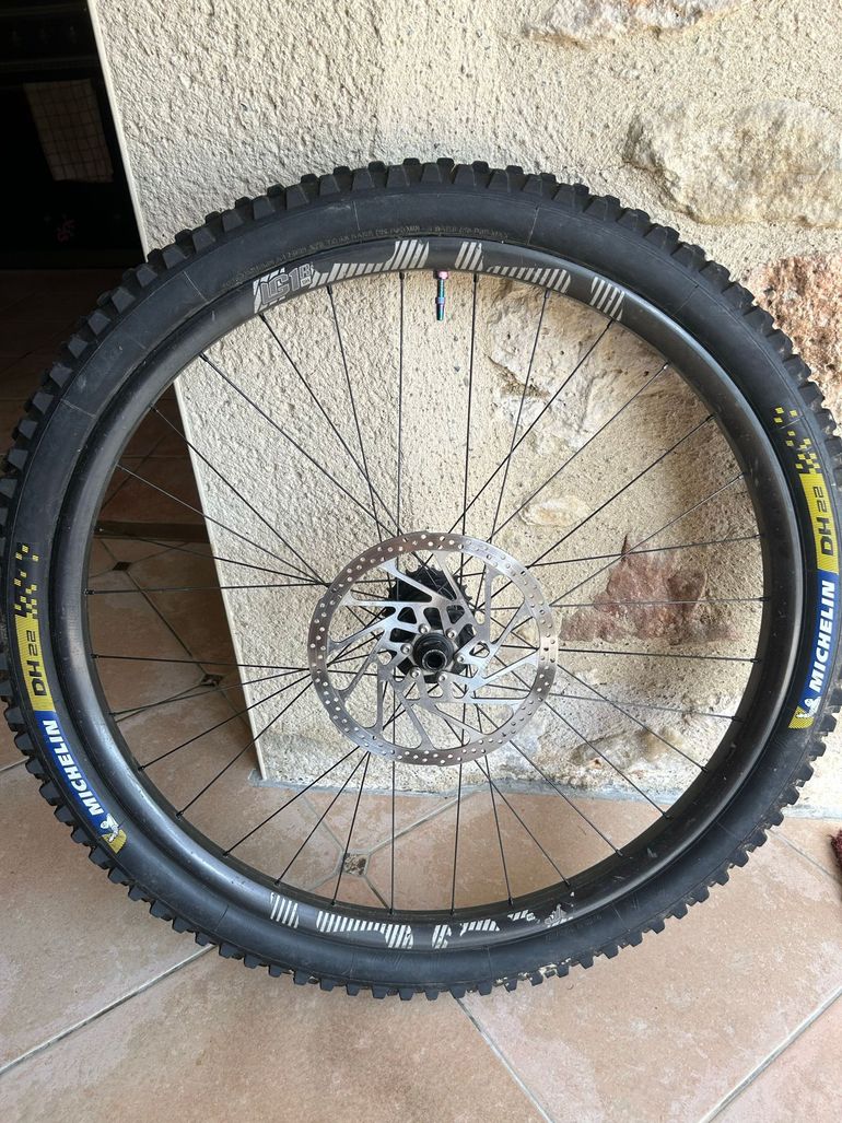 Used E*Thirteen LG1 Race Carbon DH Wheelset bike — image 1 of 3