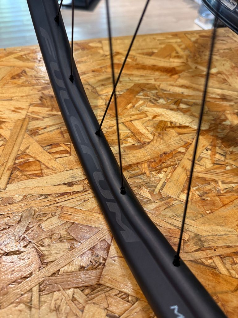 Used Fulcrum Metal Carbon Wheelset 2026 bike — image 4 of 9