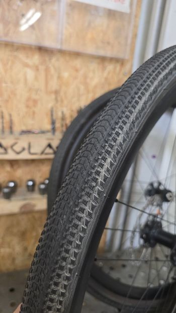 Used Hutchinson Touareg 700x40c Tubeless bike — image 7 of 10