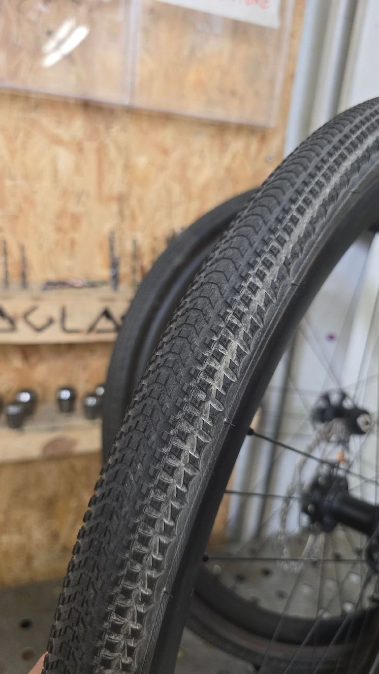 Used Hutchinson Touareg 700x40c Tubeless bike — image 7 of 10