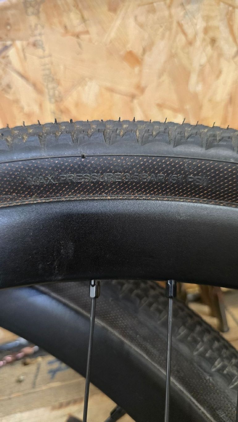 Used Hutchinson Touareg 700x40c Tubeless bike — image 9 of 10