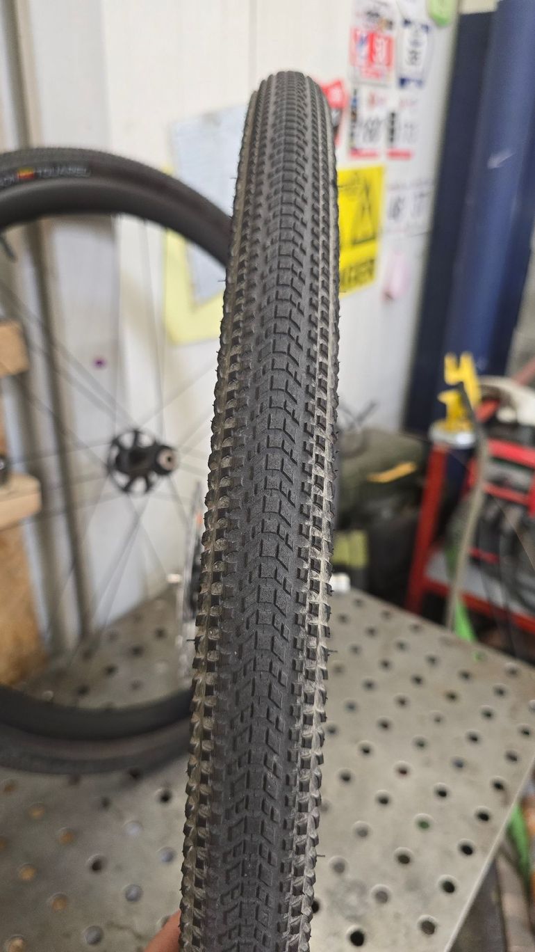 Used Hutchinson Touareg 700x40c Tubeless bike — image 6 of 10