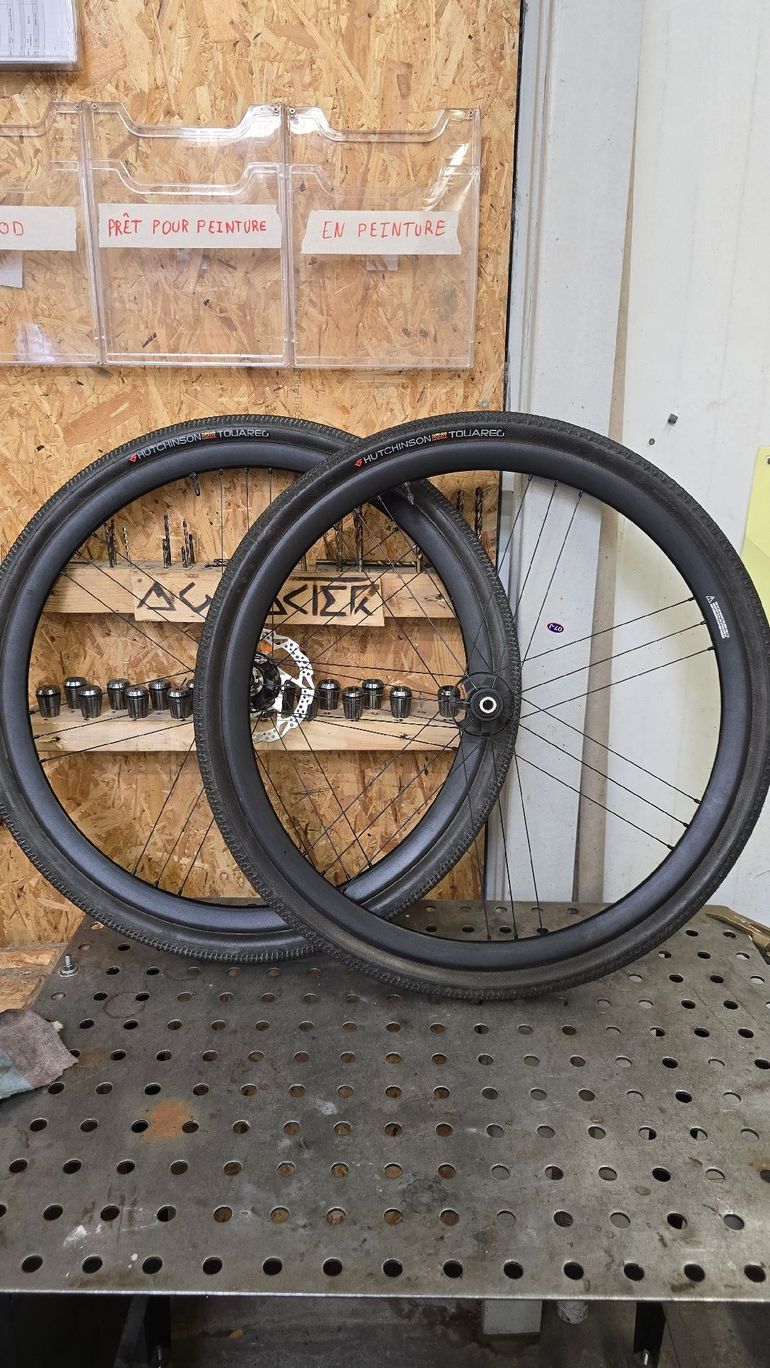 Used Hutchinson Touareg 700x40c Tubeless bike — image 1 of 10