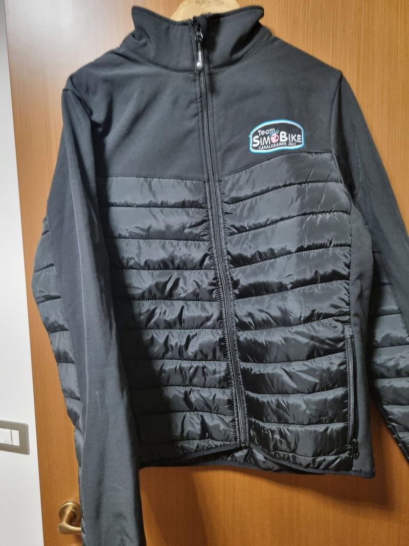 Used IRC Tire Giacca a vento post gara 2025 Running Clothing