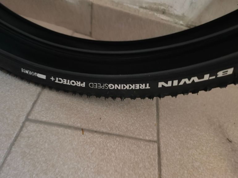 Used BTWIN Trekking Speed Tires 2026 bike — image 1 of 3