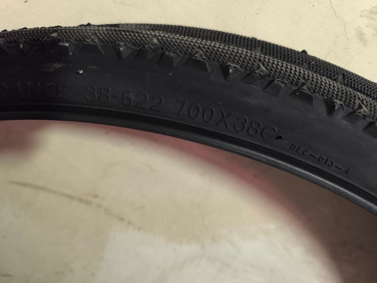 Used BTWIN Trekking Speed Tires 2026 bike — image 2 of 3