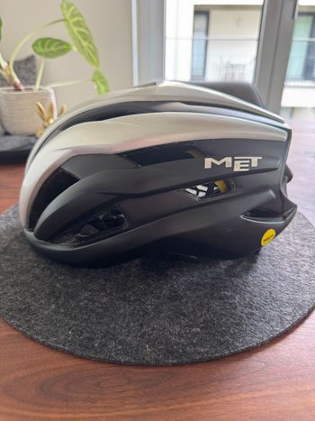 Used MET Trenta 3K Carbon MIPS Helmet Assos Jings RS bike — image 3 of 11