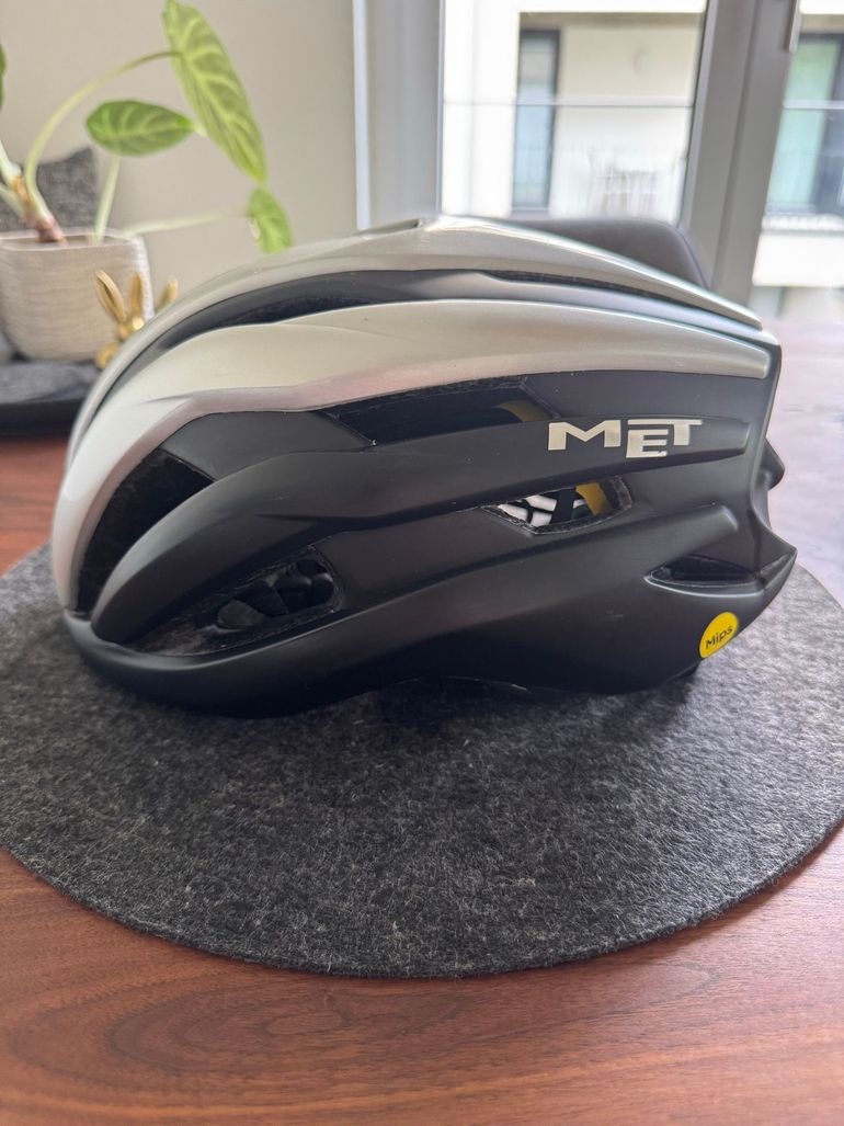 Used MET Trenta 3K Carbon MIPS Helmet Assos Jings RS bike — image 3 of 11