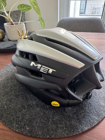 Used MET Trenta 3K Carbon MIPS Helmet Assos Jings RS bike