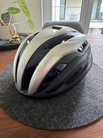 Used MET Trenta 3K Carbon MIPS Helmet Assos Jings RS bike — image 4 of 11