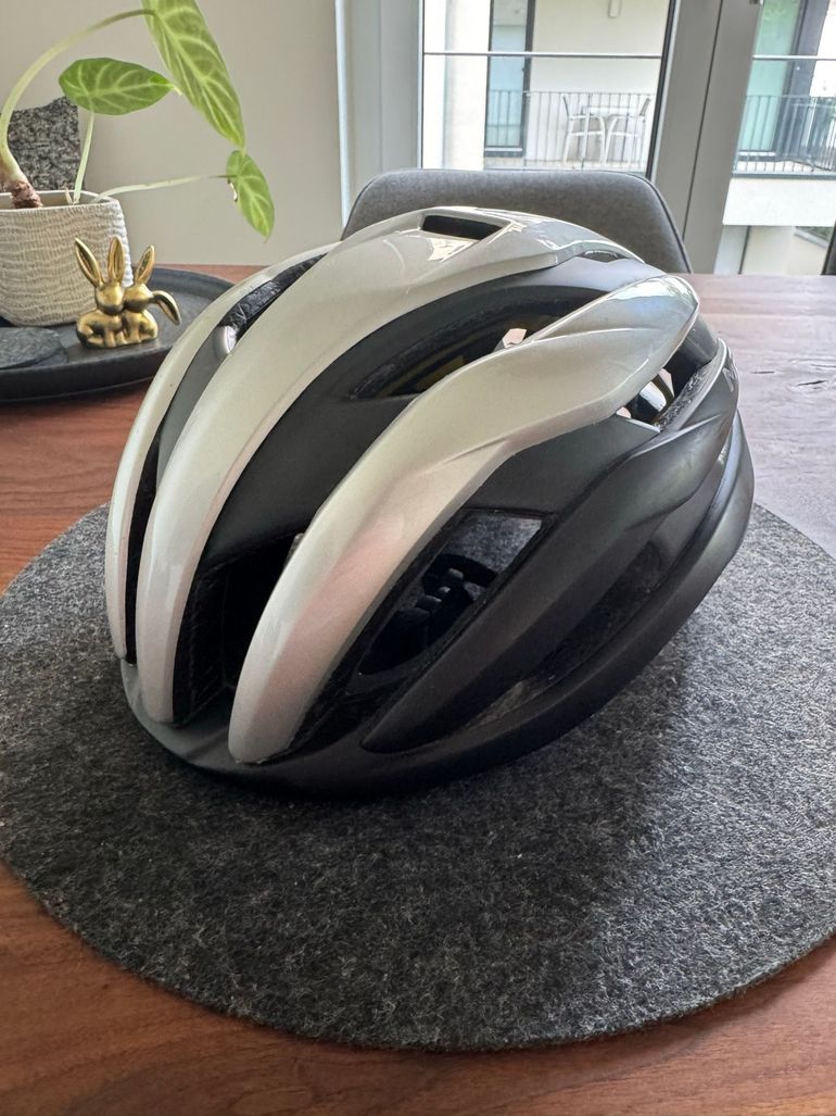 Used MET Trenta 3K Carbon MIPS Helmet Assos Jings RS bike — image 4 of 11