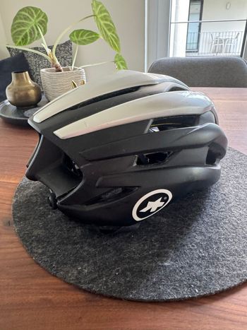 Used MET Trenta 3K Carbon MIPS Helmet Assos Jings RS bike — image 2 of 11