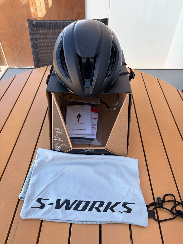 Used Specialized Evade 3 2025 bike — image 2 of 12