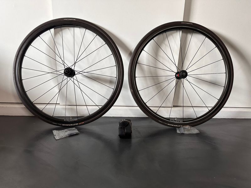 Używany Duke Paire de Roues Carbone Moyeu DT Swiss 240 2018 Wheels