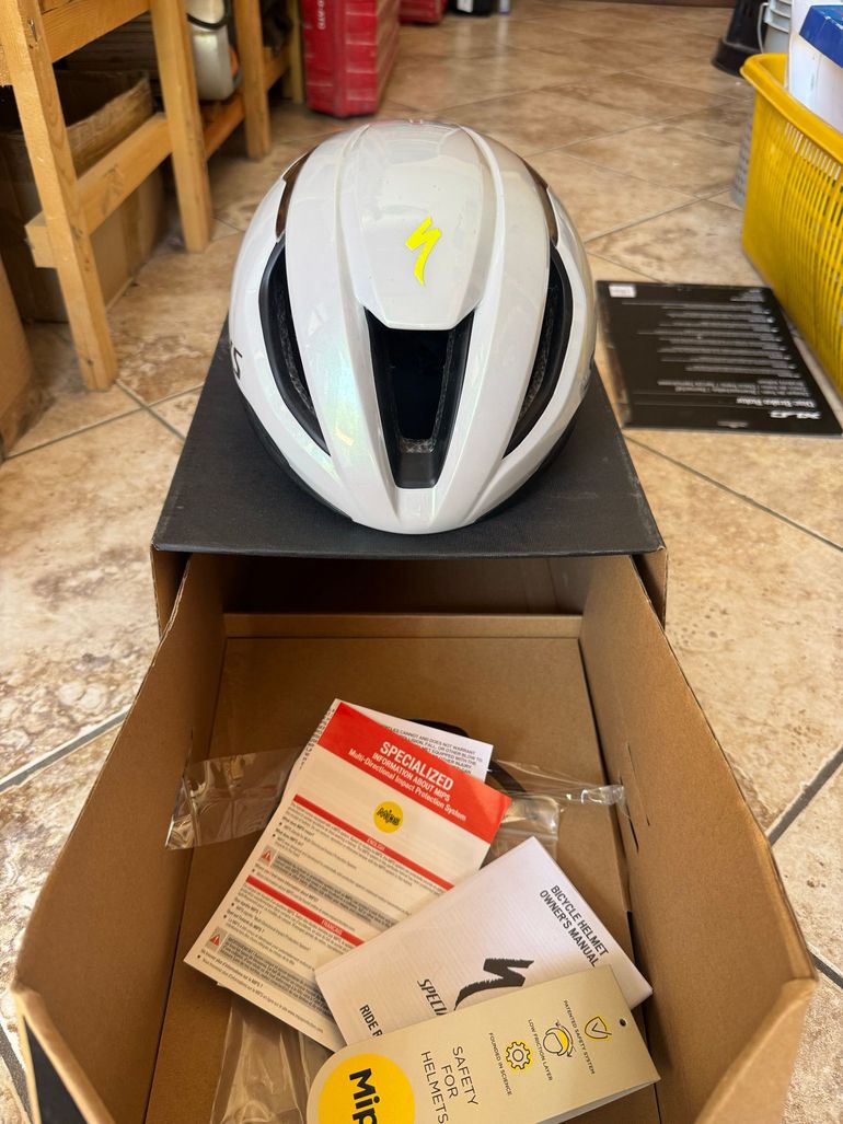 Used Specialized Evade 3 Helmet bike — image 2 of 8