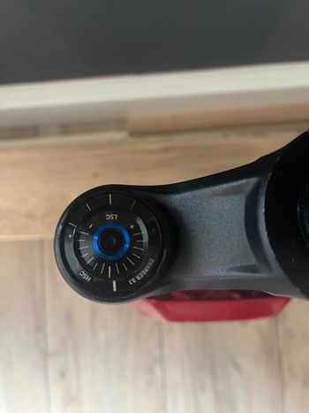 Used RockShox ZEB Ultimate 3.1 29 Zoll 170 mm Electric Red 2025 bike — image 11 of 13