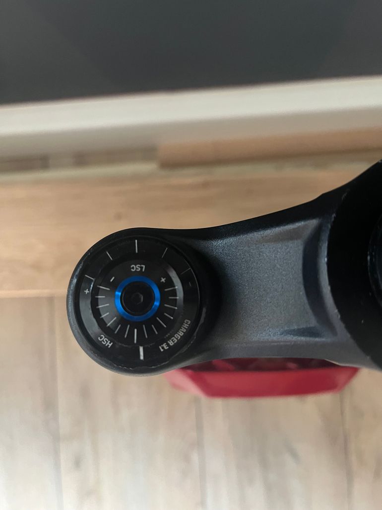 Used RockShox ZEB Ultimate 3.1 29 Zoll 170 mm Electric Red 2025 bike — image 11 of 13