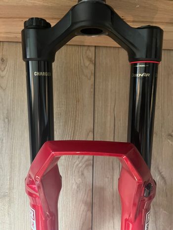 Used RockShox ZEB Ultimate 3.1 29 Zoll 170 mm Electric Red 2025 bike — image 6 of 13