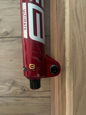 Used RockShox ZEB Ultimate 3.1 29 Zoll 170 mm Electric Red 2025 bike — image 9 of 13
