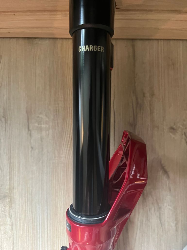 Used RockShox ZEB Ultimate 3.1 29 Zoll 170 mm Electric Red 2025 bike — image 7 of 13