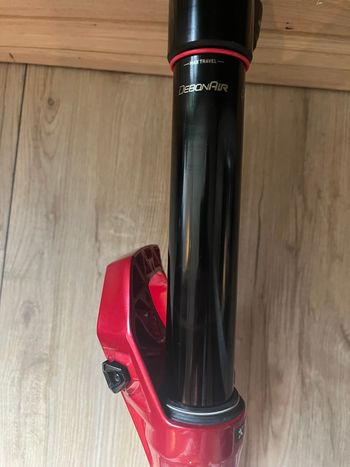 Used RockShox ZEB Ultimate 3.1 29 Zoll 170 mm Electric Red 2025 bike — image 5 of 13