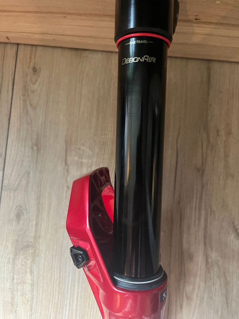 Used RockShox ZEB Ultimate 3.1 29 Zoll 170 mm Electric Red 2025 bike — image 5 of 13
