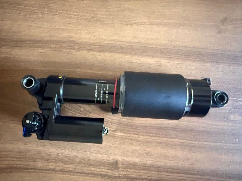 Used RockShox Vivid Ultimate RC2T DebonAir+ 230x65 2025 bike — image 2 of 2