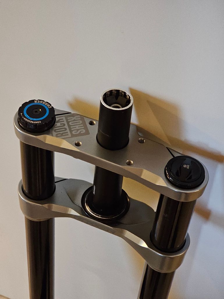 Used RockShox BoXXer Select RC 27.5" 200mm 2023 bike — image 2 of 7