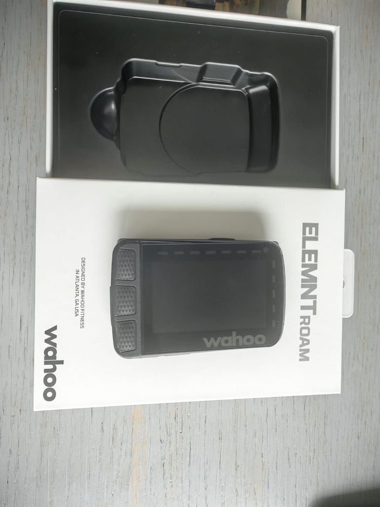 Used Wahoo ELEMNT ROAM v2 GPS Bike Computer 2022 bike — image 2 of 4