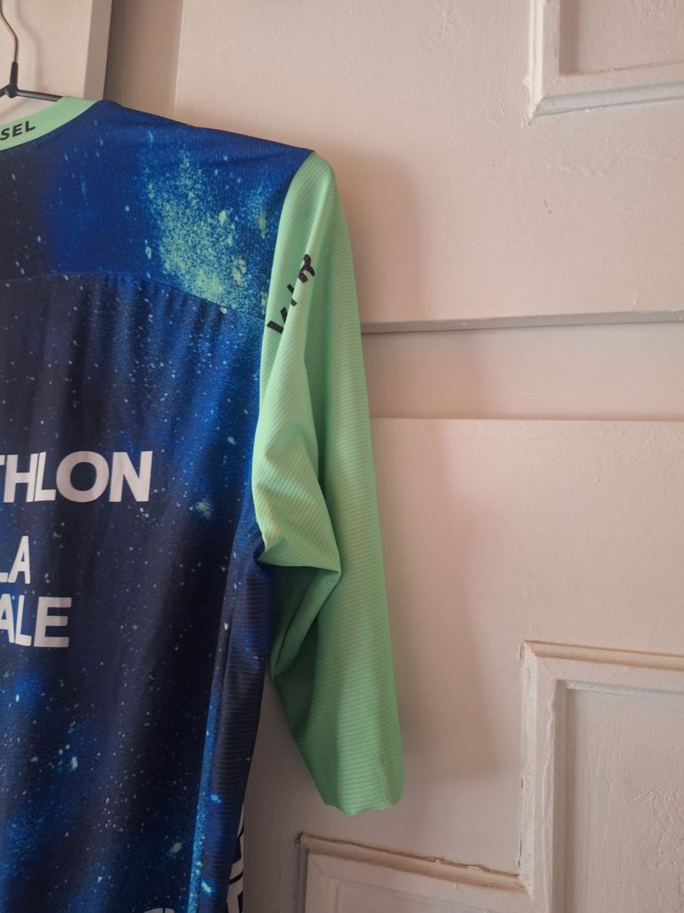 Used Van Rysel AG2R Jersey 2024 bike — image 6 of 6