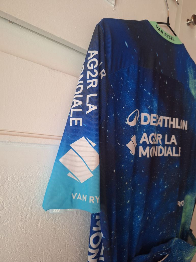 Used Van Rysel AG2R Jersey 2024 bike — image 5 of 6