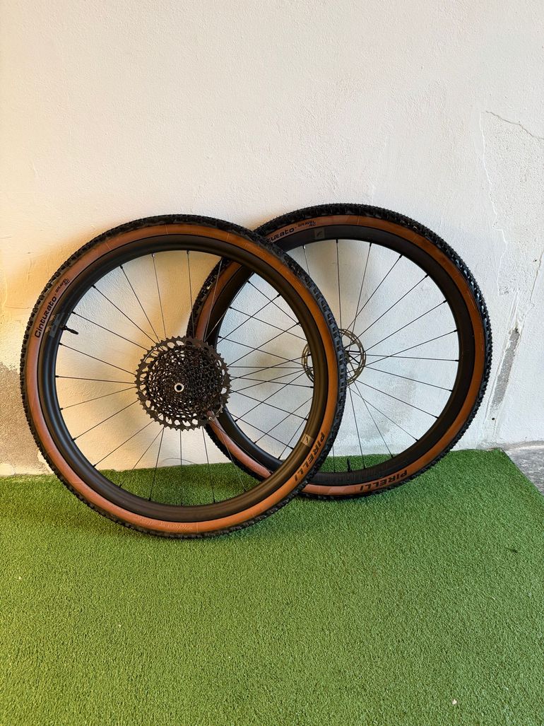 Used Fulcrum Rapid red carbon 2025 bike — image 1 of 6