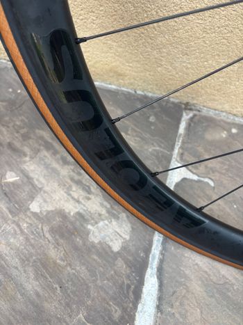 Used Bontrager Aeolus Elite 35V TLR Disc Road Wheel 2024 bike — image 5 of 8