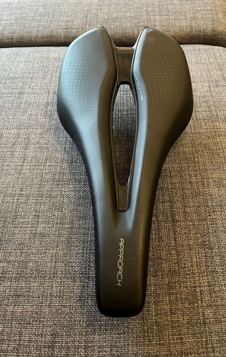 Used Giant Approach Saddle 2025 bike — image 2 of 3