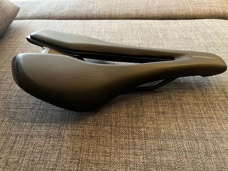 Used Giant Approach Saddle 2025 bike — image 1 of 3