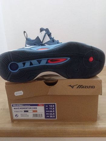 Used mizzuno wave momentum 2 mid 2025 bike — image 3 of 5