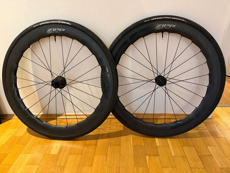 Used Zipp 454 NSW Tubeless Disc Brake Wheel 2024 bike — image 4 of 6