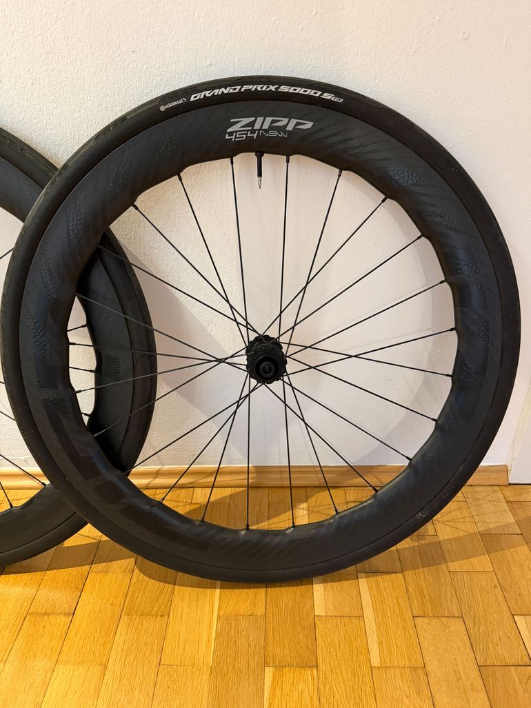 Used Zipp 454 NSW Tubeless Disc Brake Wheel 2024 bike — image 3 of 6
