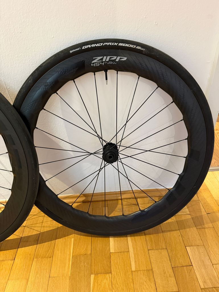 Used Zipp 454 NSW Tubeless Disc Brake Wheel 2024 bike — image 6 of 6