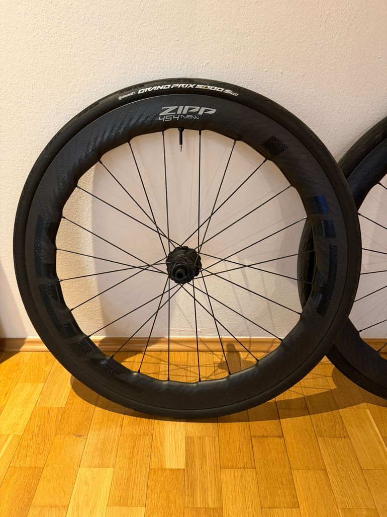 Used Zipp 454 NSW Tubeless Disc Brake Wheel 2024 bike — image 5 of 6